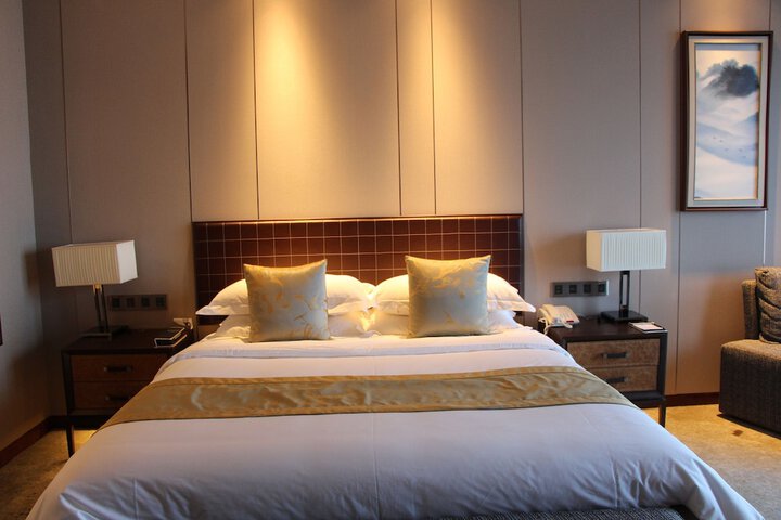 Room 6 of 77