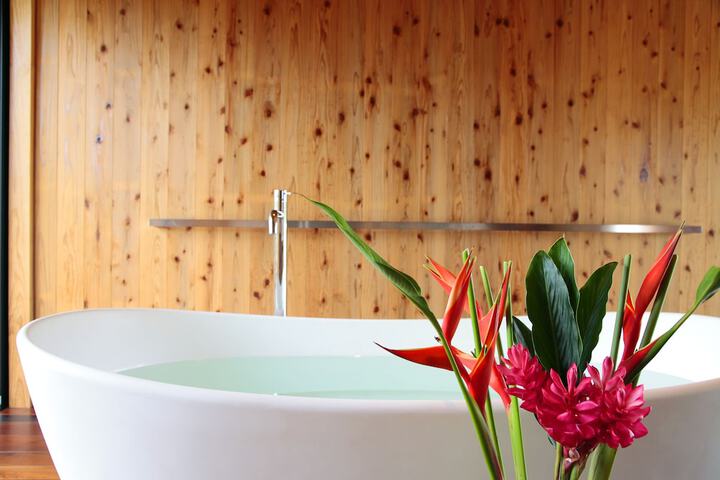 Deep soaking bathtub