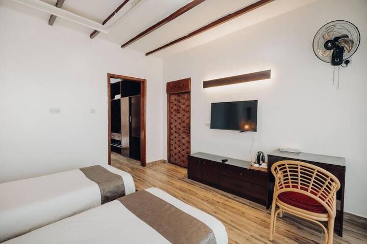 Room 6 of 32