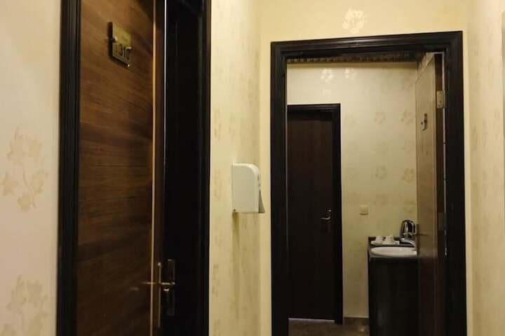 Room 12 of 27