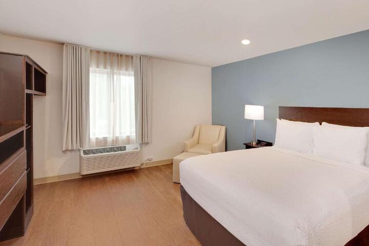 1 Queen Bed (6 of 15)