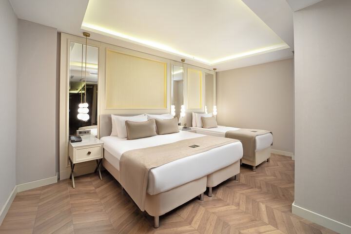 Room 8 of 16