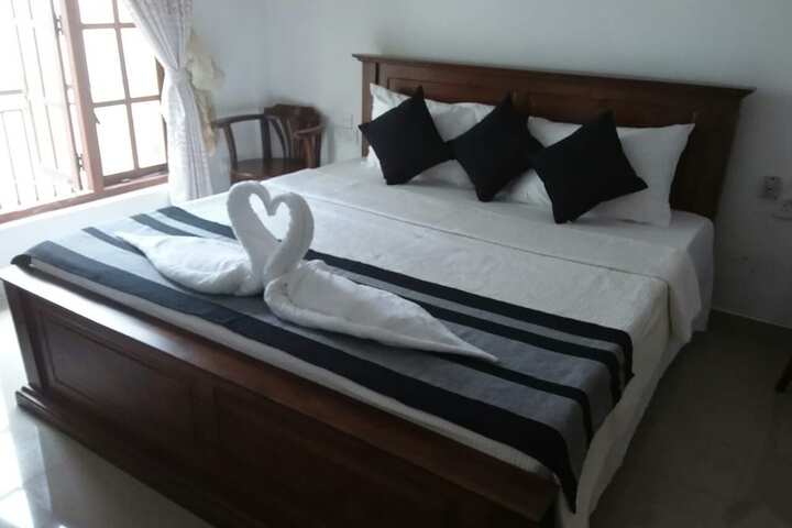 Room 6 of 33
