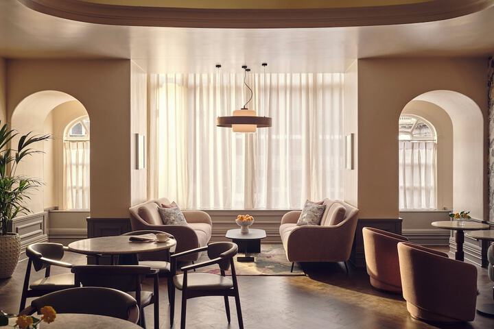 Lounge 93 of 140