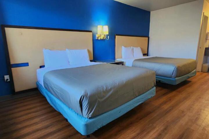 Standard Double Room 2 Queen Beds (3 of 4)