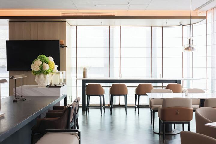 Lounge 109 of 132
