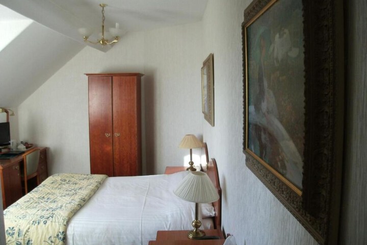 Room 8 of 25