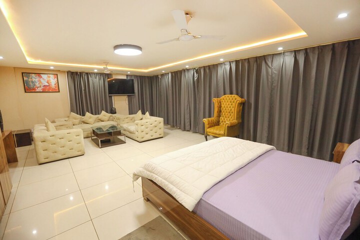 Room 47 of 77
