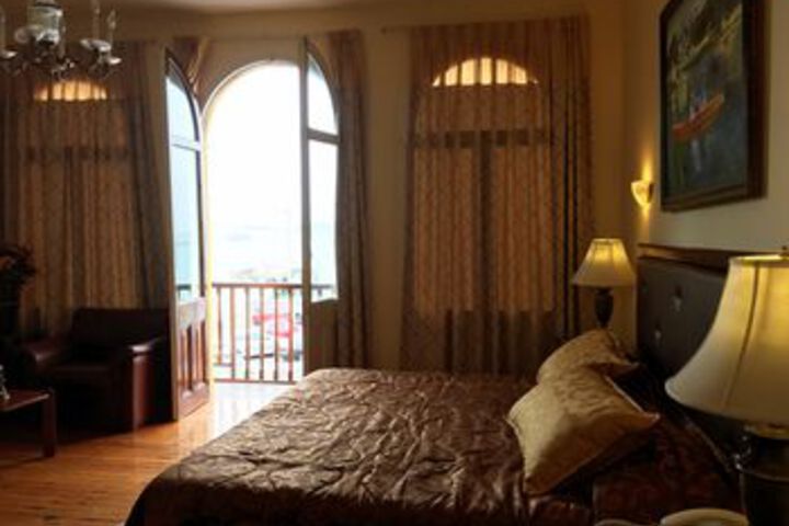 Room 10 of 32