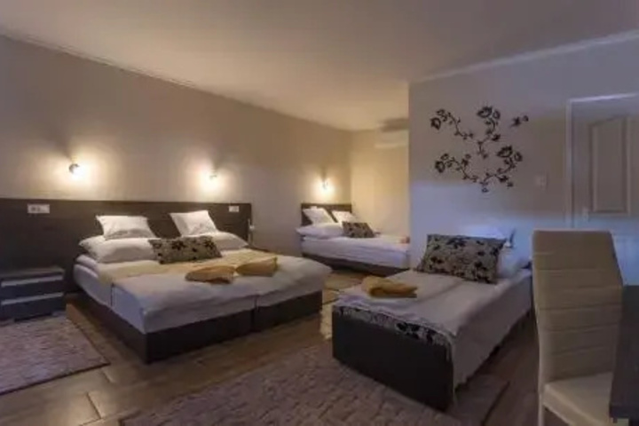 Room 3 of 8