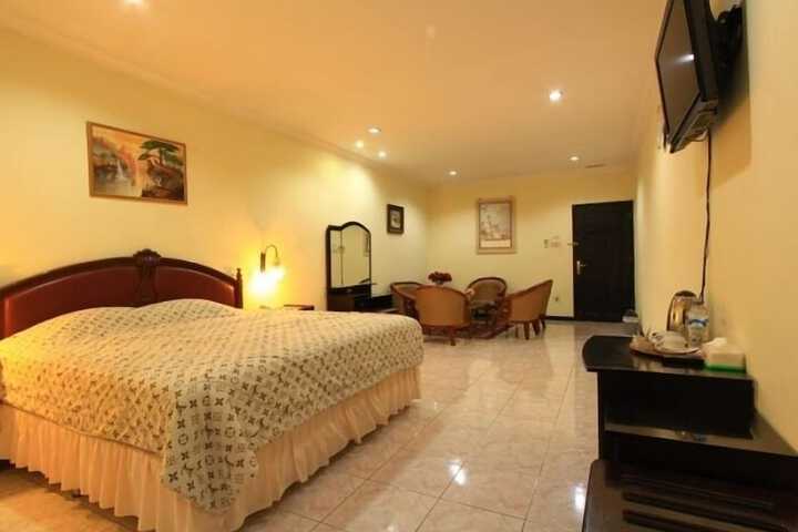 Room 8 of 33