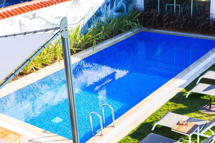 Pool 32 of 52