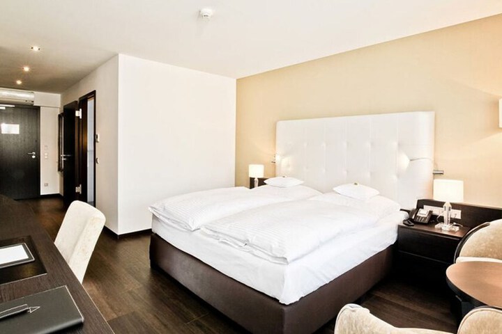 Room 5 of 42