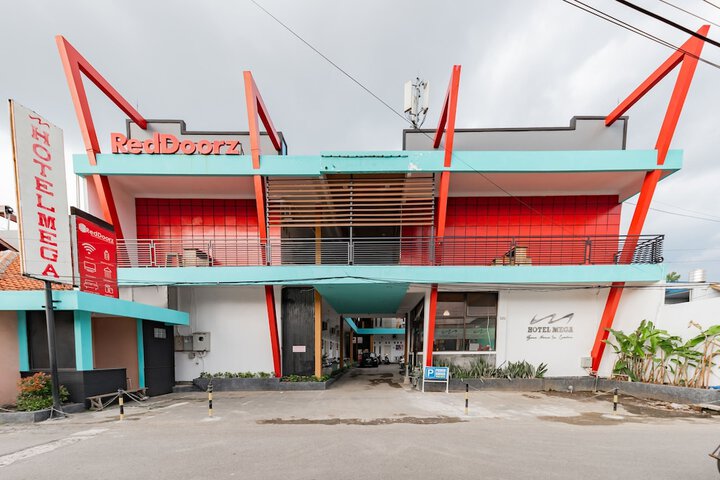 Exterior of RedDoorz Near Kejaksan Station Cirebon