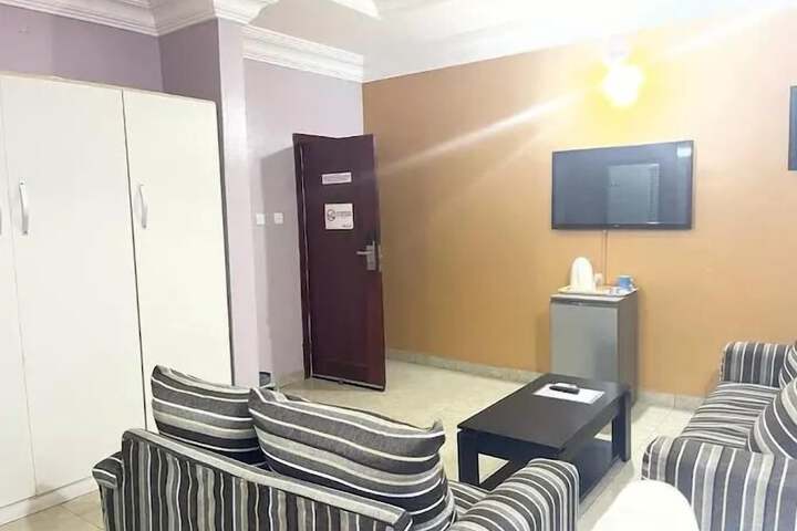 Room 28 of 76
