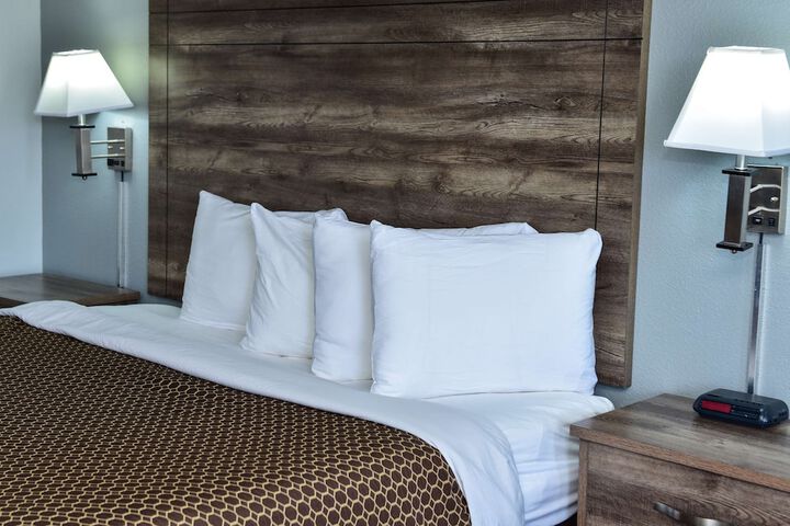 1 King Bed (8 of 10)