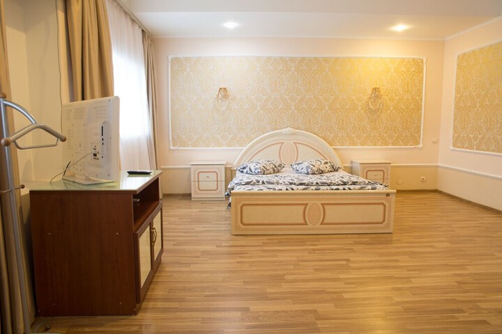 Room 2 of 37