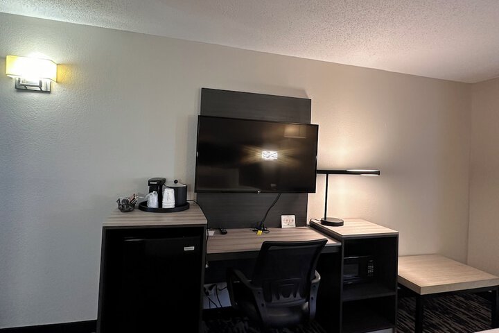 1 King Bed (1 of 11)