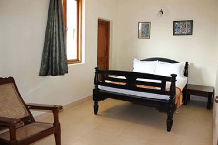 Room 4 of 8