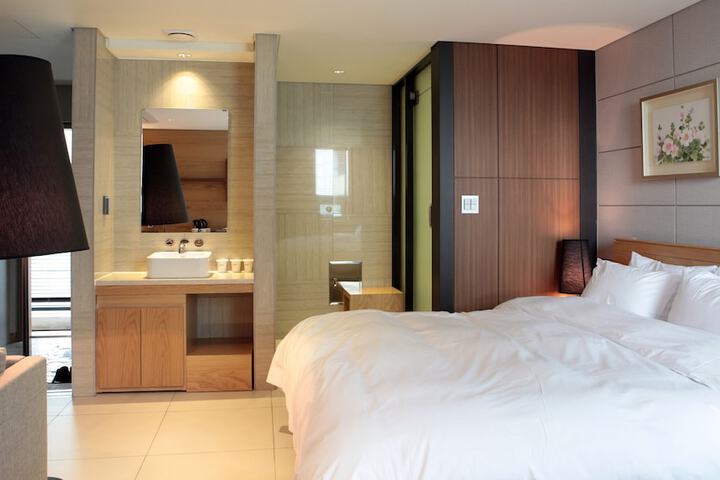 Room 37 of 84