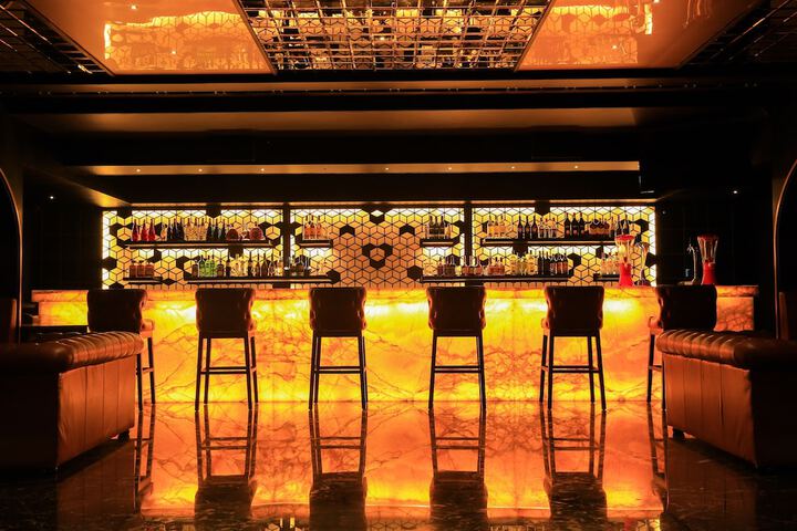 Lounge 32 of 51