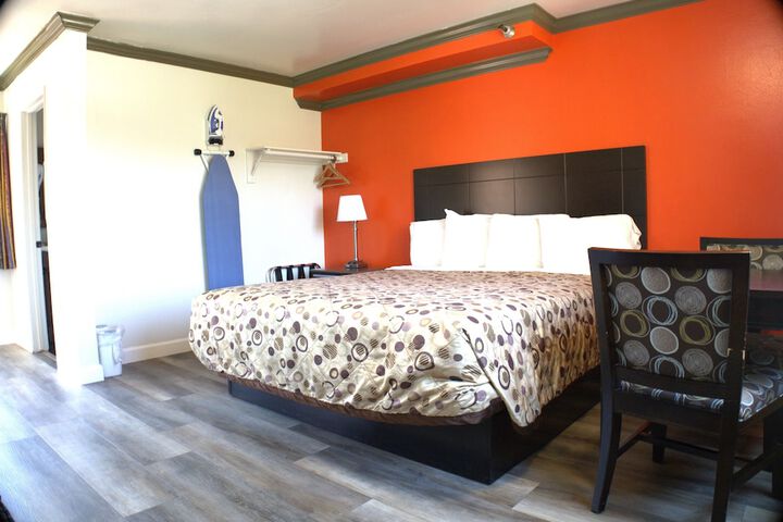 1 King Bed (1 of 17)
