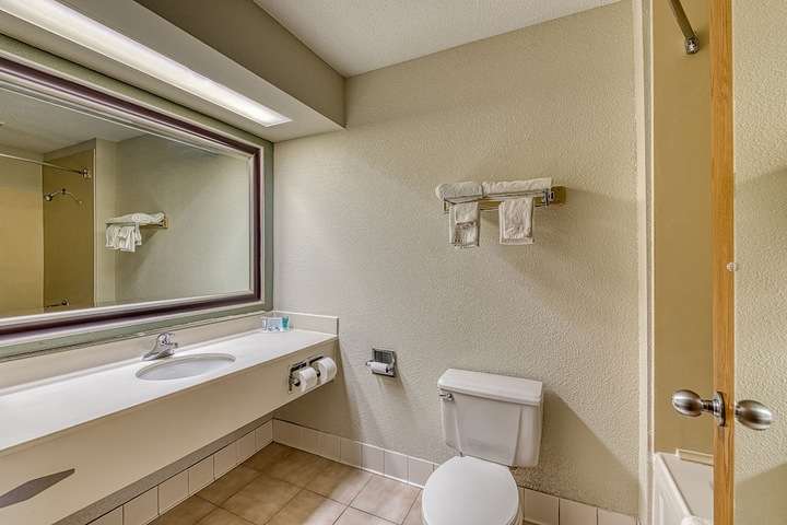 King Room with Spa Bath (2 of 10)
