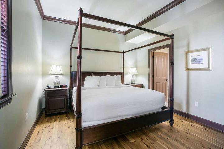 1 King Bed Accessible (3 of 8)