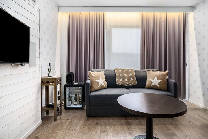 Room 10 of 77