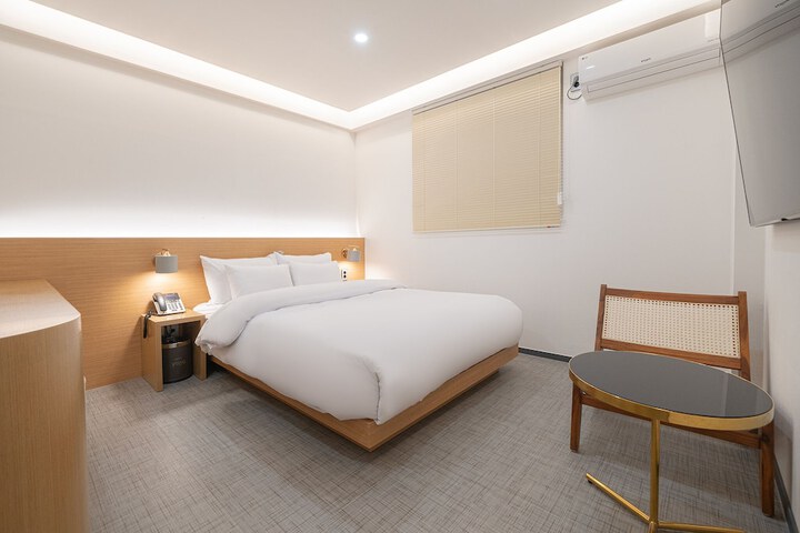 Room 102 of 116