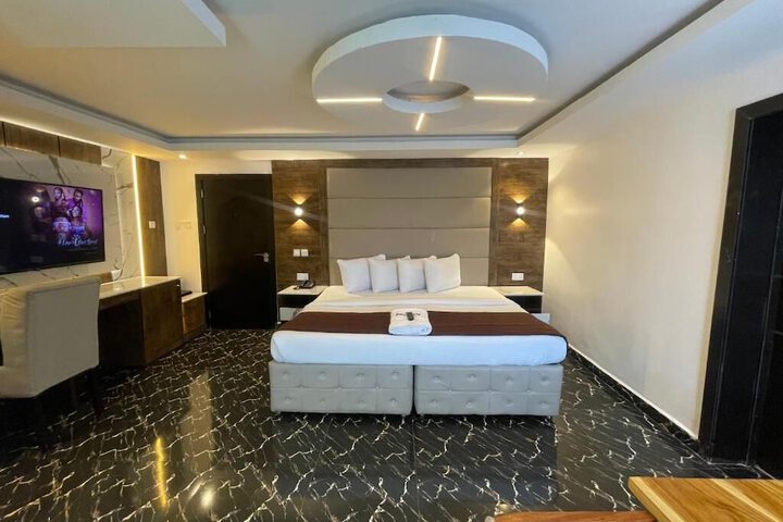 Room 4 of 13