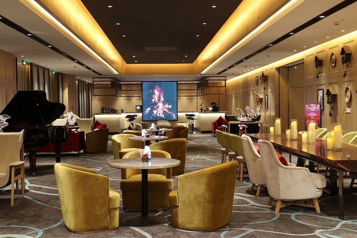Lounge 31 of 36