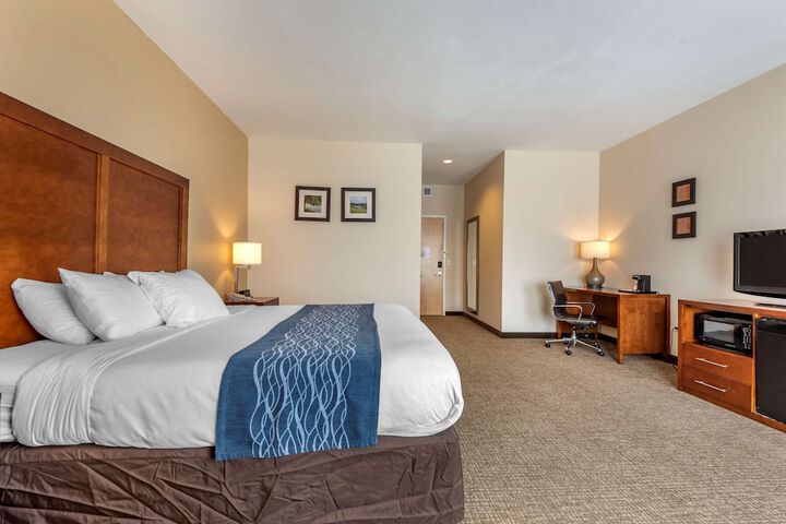 1 King Bed (6 of 21)