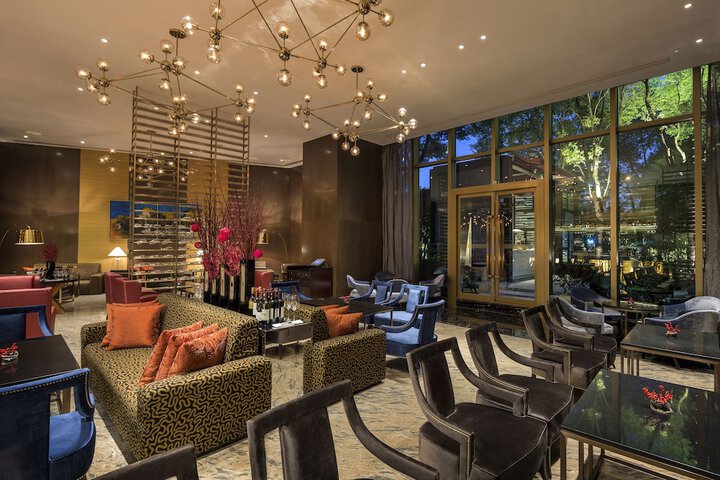 Lounge 42 of 61