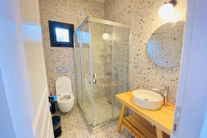 Room 6 of 13