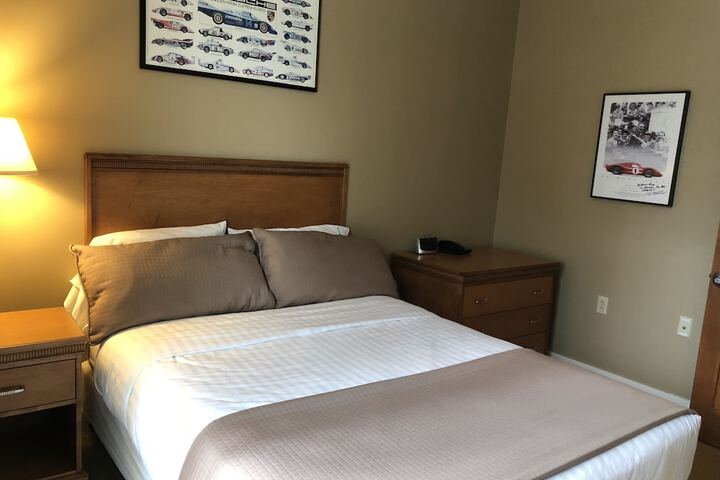 1 Queen Bed (9 of 13)
