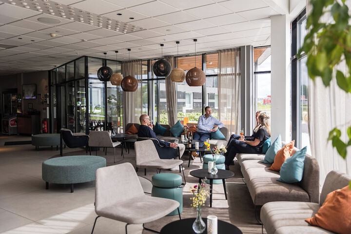Lobby lounge