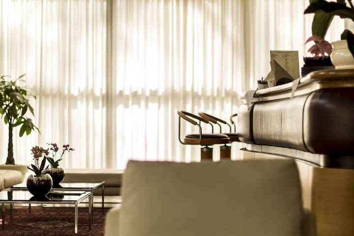 Lounge 83 of 104