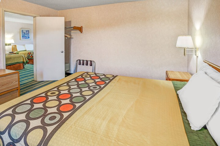 Room 4 of 28