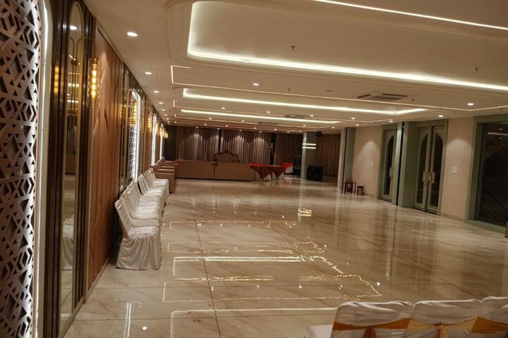 Ballroom/Hall 19 of 20