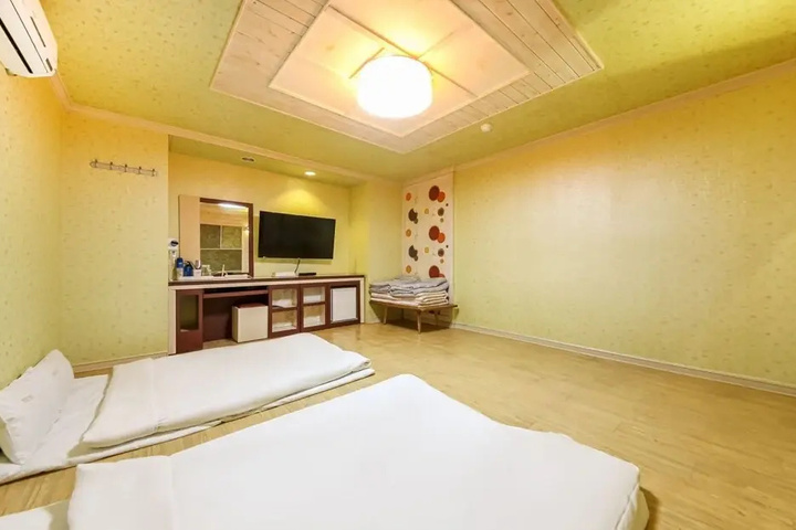 Room 7 of 14