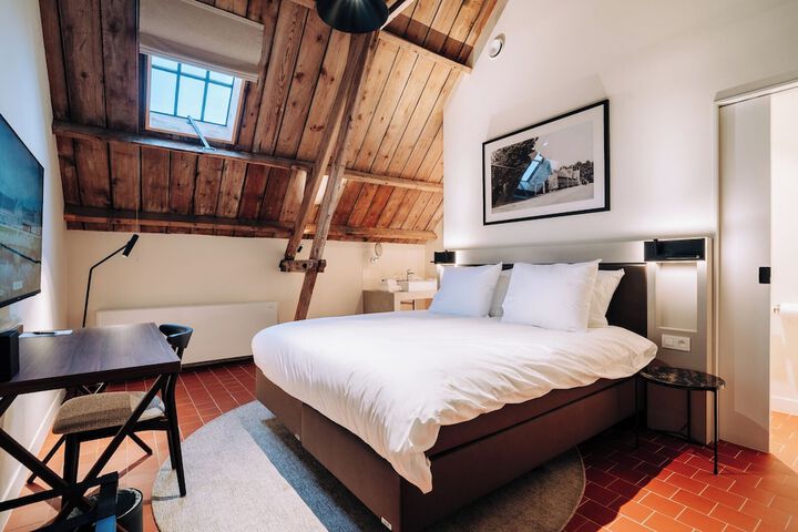 Room 15 of 48