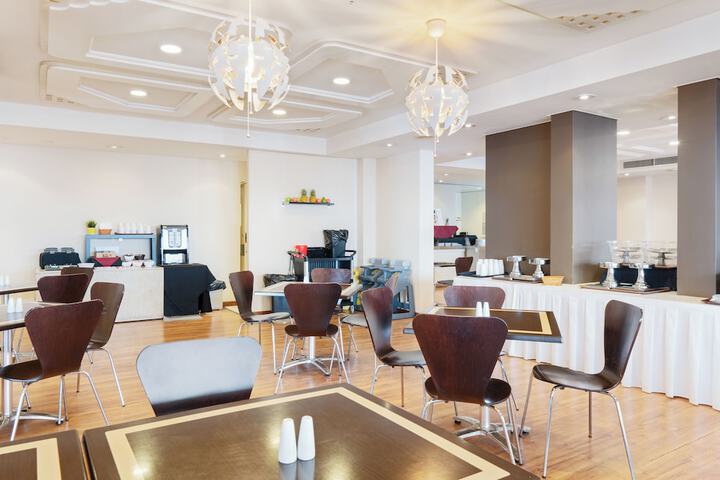 Breakfast/Coffee Service 33 of 38