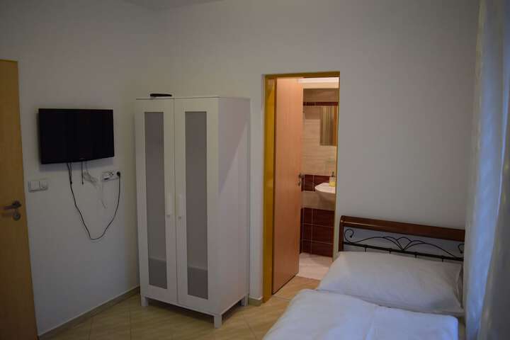Room 15 of 90