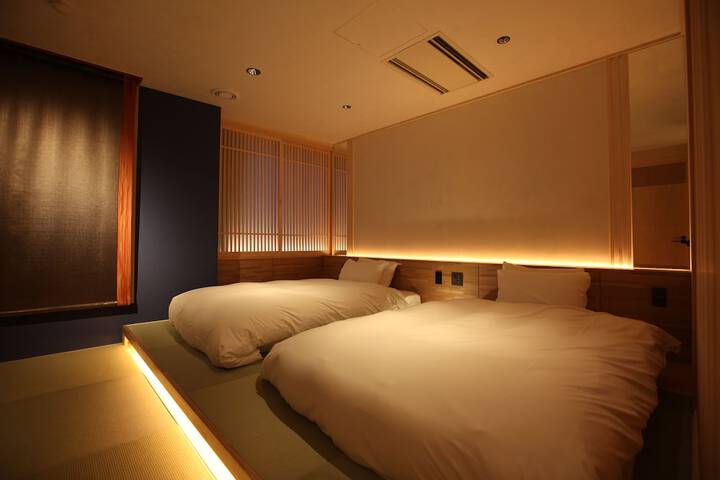 Room 12 of 102