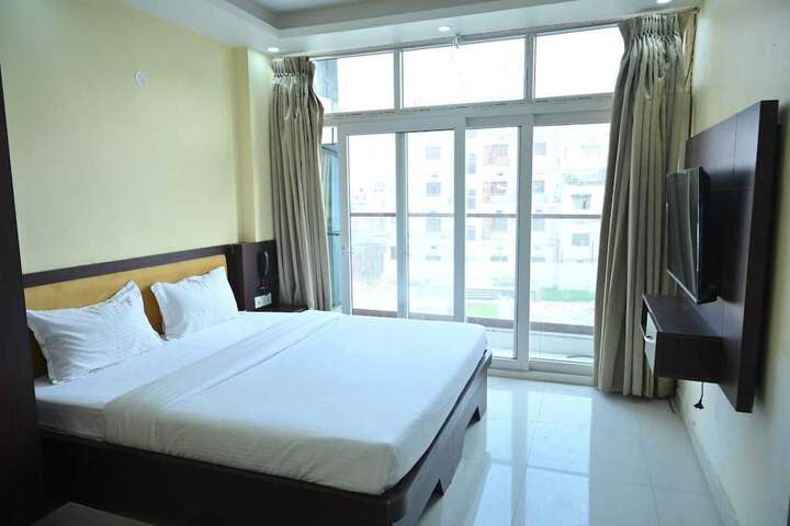 Room 4 of 32