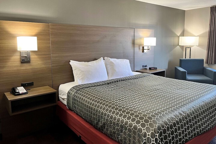 1 King Bed (2 of 13)