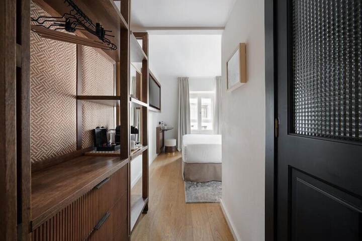 Room 34 of 104