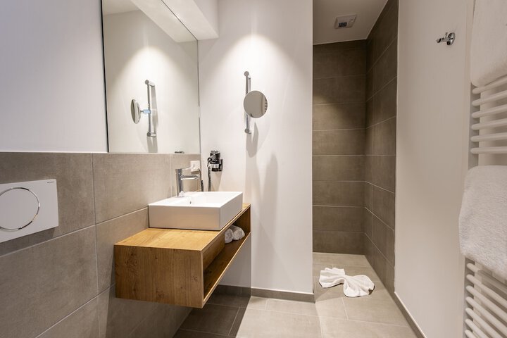 Room 8 of 19