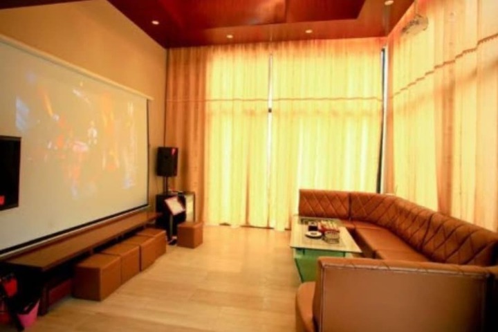 Room 6 of 9